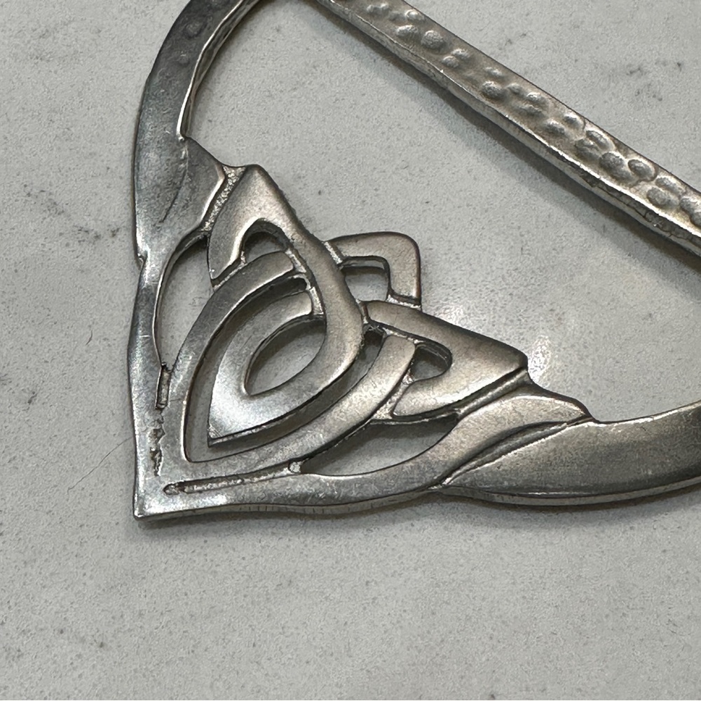 Vintage Scottish Celtic Trinity Knot Brooch Pewter XL Scotland 2.75” x 3.5” - Picture 3 of 6